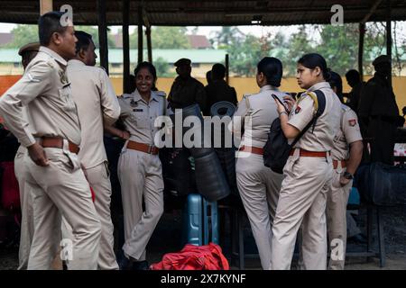 Barpeta, India. 6 maggio 2024. Le persone della polizia arrivano con i bagagli per partire per il posto assegnato, alla vigilia della terza fase del generale Foto Stock