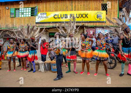 17 maggio 2024, Nairobi, Kenya: Ballerina di Rapala Dance Crew si esibisce durante uno spettacolo di strada per aiutare a mobilitare i residenti e creare consapevolezza sui rischi di ipertensione a Nairobi. La giornata mondiale dell'ipertensione viene celebrata ogni anno per sensibilizzare sul rischio di ipertensione e sulle sue misure preventive. Oggi, il programma Young Health, Un'iniziativa di sensibilizzazione sulle malattie non trasmissibili (NCD) attuata da Plan International Kenya, ha segnato questa giornata conducendo attività porta a porta a Kibera. Il team ha coinvolto Rapala Dancers che si sono riuniti per mobilitare la gente del posto dalla commu Foto Stock