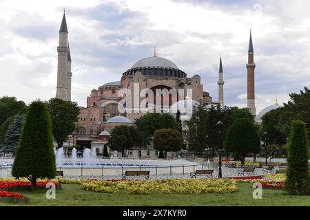 L'Hagia Sophia, visibile attraverso fontane d'acqua gorgoglianti e circondato da spazi verdi, Istanbul Modern, Istanbul, Turchia Foto Stock