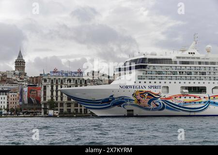 Primo piano della nave da crociera "Norwegian Spirit" di fronte alla sagoma della Torre Galata, Istanbul, Provincia di Istanbul, Turchia Foto Stock