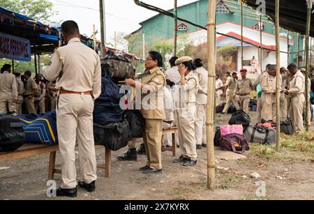 Barpeta, India. 6 maggio 2024. Le persone della polizia arrivano con i bagagli per partire per il posto assegnato, alla vigilia della terza fase del generale Foto Stock