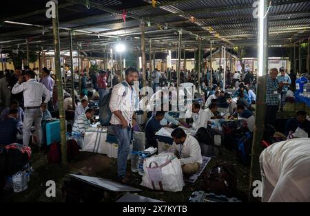 Barpeta, India. 6 maggio 2024. I funzionari di polling raccolgono in precedenza macchine per il voto elettronico (EVMS) e Voter Verified Paper audit Trail (VVVPAT) Foto Stock