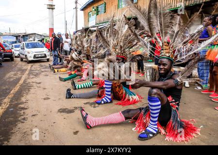 17 maggio 2024, Nairobi, Kenya: Ballerina di Rapala Dance Crew si esibisce durante uno spettacolo di strada per aiutare a mobilitare i residenti e creare consapevolezza sui rischi di ipertensione a Nairobi. La giornata mondiale dell'ipertensione viene celebrata ogni anno per sensibilizzare sul rischio di ipertensione e sulle sue misure preventive. Oggi, il programma Young Health, Un'iniziativa di sensibilizzazione sulle malattie non trasmissibili (NCD) attuata da Plan International Kenya, ha segnato questa giornata conducendo attività porta a porta a Kibera. Il team ha coinvolto Rapala Dancers che si sono riuniti per mobilitare la gente del posto dalla commu Foto Stock