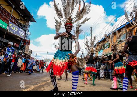 17 maggio 2024, Nairobi, Kenya: Ballerina di Rapala Dance Crew si esibisce durante uno spettacolo di strada per aiutare a mobilitare i residenti e creare consapevolezza sui rischi di ipertensione a Nairobi. La giornata mondiale dell'ipertensione viene celebrata ogni anno per sensibilizzare sul rischio di ipertensione e sulle sue misure preventive. Oggi, il programma Young Health, Un'iniziativa di sensibilizzazione sulle malattie non trasmissibili (NCD) attuata da Plan International Kenya, ha segnato questa giornata conducendo attività porta a porta a Kibera. Il team ha coinvolto Rapala Dancers che si sono riuniti per mobilitare la gente del posto dalla commu Foto Stock