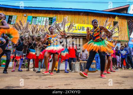 17 maggio 2024, Nairobi, Kenya: Ballerina di Rapala Dance Crew si esibisce durante uno spettacolo di strada per aiutare a mobilitare i residenti e creare consapevolezza sui rischi di ipertensione a Nairobi. La giornata mondiale dell'ipertensione viene celebrata ogni anno per sensibilizzare sul rischio di ipertensione e sulle sue misure preventive. Oggi, il programma Young Health, Un'iniziativa di sensibilizzazione sulle malattie non trasmissibili (NCD) attuata da Plan International Kenya, ha segnato questa giornata conducendo attività porta a porta a Kibera. Il team ha coinvolto Rapala Dancers che si sono riuniti per mobilitare la gente del posto dalla commu Foto Stock