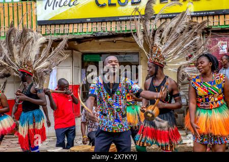 17 maggio 2024, Nairobi, Kenya: Ballerina di Rapala Dance Crew si esibisce durante uno spettacolo di strada per aiutare a mobilitare i residenti e creare consapevolezza sui rischi di ipertensione a Nairobi. La giornata mondiale dell'ipertensione viene celebrata ogni anno per sensibilizzare sul rischio di ipertensione e sulle sue misure preventive. Oggi, il programma Young Health, Un'iniziativa di sensibilizzazione sulle malattie non trasmissibili (NCD) attuata da Plan International Kenya, ha segnato questa giornata conducendo attività porta a porta a Kibera. Il team ha coinvolto Rapala Dancers che si sono riuniti per mobilitare la gente del posto dalla commu Foto Stock