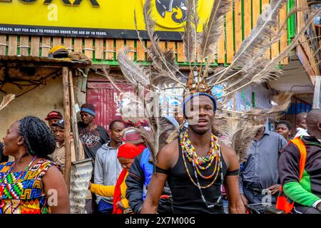 17 maggio 2024, Nairobi, Kenya: Ballerina di Rapala Dance Crew si esibisce durante uno spettacolo di strada per aiutare a mobilitare i residenti e creare consapevolezza sui rischi di ipertensione a Nairobi. La giornata mondiale dell'ipertensione viene celebrata ogni anno per sensibilizzare sul rischio di ipertensione e sulle sue misure preventive. Oggi, il programma Young Health, Un'iniziativa di sensibilizzazione sulle malattie non trasmissibili (NCD) attuata da Plan International Kenya, ha segnato questa giornata conducendo attività porta a porta a Kibera. Il team ha coinvolto Rapala Dancers che si sono riuniti per mobilitare la gente del posto dalla commu Foto Stock