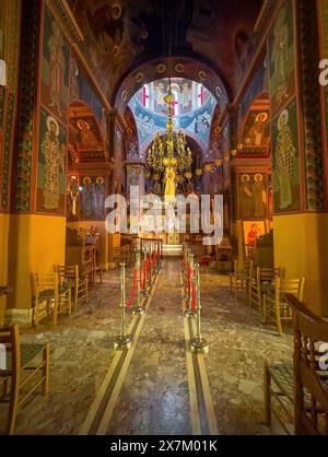 Interno della chiesa ortodossa con sullo sfondo lampadario sotto la cupola del monastero Zoodochos Pege in stile bizantino Foto Stock