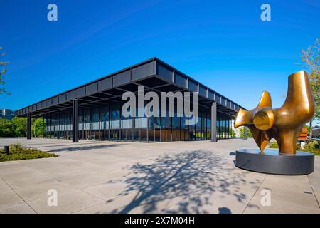 New National Gallery, architetto Mies van der Rohe, scultura in bronzo The Archer, Henry Moore e Broken Obelisk di Barnett Newman, Tiergarten, Berlino Foto Stock