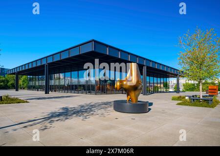 New National Gallery, architetto Mies van der Rohe, scultura in bronzo The Archer, Henry Moore e Broken Obelisk di Barnett Newman, Tiergarten, Berlino Foto Stock