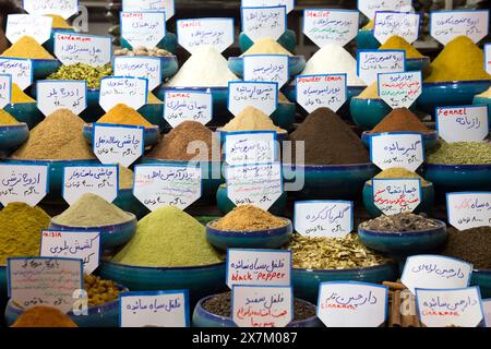 Varie spezie come cardamomo, finocchio, pepe, noce moscata e limone in polvere sono offerte in un bazar di Shiraz, Iran, il 5 aprile 2015, Shiraz, Iran Foto Stock