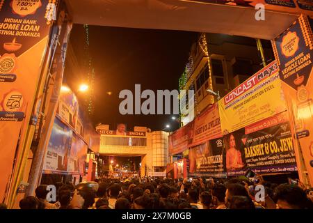 Calcutta, Bengala Occidentale, India - 4h ottobre 2022: I devoti indù si sono riuniti in una strada decorata e illuminata durante la notte del festival Durga puja. Foto Stock