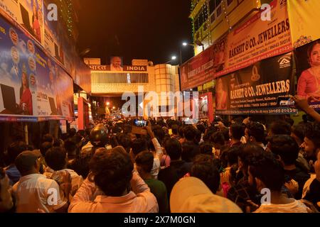 Calcutta, Bengala Occidentale, India - 4h ottobre 2022: I devoti indù si sono riuniti in una strada decorata e illuminata durante la notte del festival Durga puja. Foto Stock