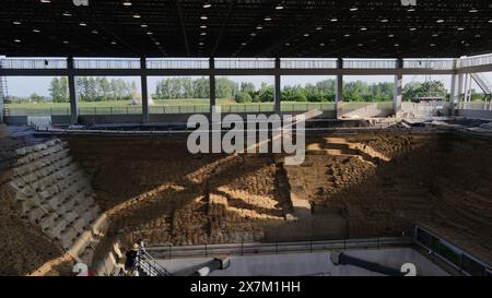 (240521) -- PECHINO, 21 maggio 2024 (Xinhua) -- una foto aerea scattata il 20 maggio 2024 mostra il sito di scavo della tomba di Wuwangdun scoperta a Huainan, nella provincia di Anhui della Cina orientale. Gli scavi archeologici nella tomba di Wuwangdun nella provincia di Anhui della Cina orientale hanno portato alla luce più di 3.000 reliquie culturali, secondo l'amministrazione del patrimonio culturale cinese. All'inizio di quest'anno, la National Cultural Heritage Administration (NCHA) ha confermato la tomba di Wuwangdun come la tomba più grande e di alto livello dell'antico stato di Chu, che esisteva da più di 2.200 anni Foto Stock