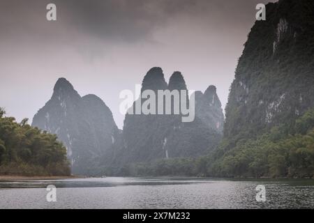 Paesaggio di Guilin, montagne carsiche. Situato vicino all'antica città di Xingping, alla contea di Yangshuo, alla città di Guilin, alla provincia di Guangxi, Cina. Foto Stock