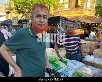 Due uomini con barbe e capelli color henné alla fiera di strada del Bangladesh nella sezione di Kensingto di Brooklyn, New York Foto Stock