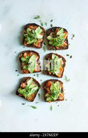 Fette di salmone e avocado su pane integrale Foto Stock