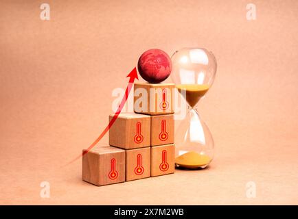 Riscaldamento globale, cambiamento climatico, effetto serra, concetto di situazione ambientale. La freccia rossa si innalza fino a raggiungere la terra del globo caldo 3d su un cubo di legno che blocca la crescita Foto Stock