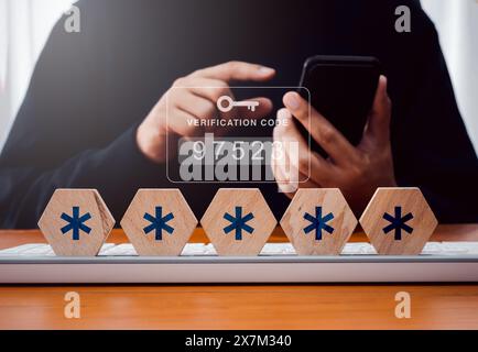 Autenticazione in due fasi o concetto 2FA. I numeri dei codici di verifica con l'icona della chiave vengono visualizzati quando un uomo d'affari utilizza uno smartphone per la pagina di convalida della password, Foto Stock