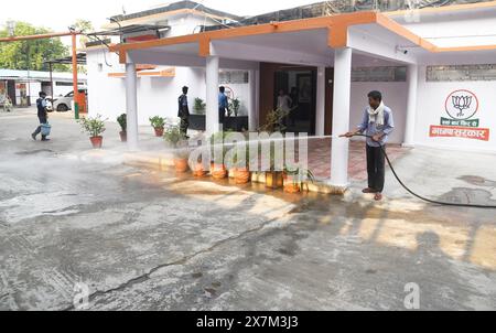 Patna, India. 19 maggio 2024. PATNA, INDIA - 19 MAGGIO: Un lavaggio dei lavoratori presso il campus dell'ufficio del BJP durante la visita del primo ministro Narendra modi il 19 maggio 2024 a Patna, India. (Foto di Santosh Kumar/Hindustan Times/Sipa USA ) credito: SIPA USA/Alamy Live News Foto Stock