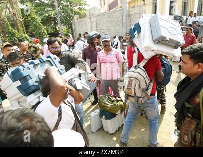 Patna, India. 19 maggio 2024. HAJIPUR, INDIA - 19 MAGGIO: Funzionari del sondaggio con EVMS e altri materiali elettorali partono per il turno elettorale per la quinta fase delle elezioni di Lok Sabha, il 19 maggio 2024 a Hajipur, India. (Foto di Santosh Kumar/Hindustan Times/Sipa USA ) credito: SIPA USA/Alamy Live News Foto Stock