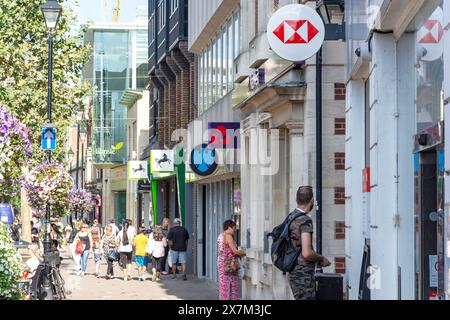 Fila di high street banche (Lloyds, Barclays, Nat West & HSBC), High Street, Staines-upon-Thames, Surrey, England, Regno Unito Foto Stock