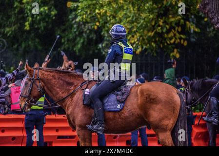 L'agente di polizia a cavallo è visto guardare sopra un litigio mentre la polizia sta osservando i sostenitori pro-palestinesi separati dal Rally pro-ebraico. Sei persone sono state arrestate a seguito di accesi scambi tra manifestanti filo-palestinesi e filo-israeliani nel CBD di Melbourne. Una folla combinata di 7000 persone ha partecipato al Nakba Sunday Rally separato, e a Never Again Is Now Rally organizzato dal gruppo sionista cristiano Ambasciata cristiana internazionale di Gerusalemme. Si è capito che alcuni manifestanti del Nakba Sunday Rally, iniziato a mezzogiorno intorno alla Biblioteca di Stato si sono fusi in Spring St, intorno al Parlamento Foto Stock