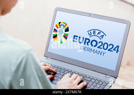 Brasile. 20 maggio 2024. In questa immagine, il logo del Campionato europeo di calcio UEFA (Euro 2024 Germania) viene visualizzato sullo schermo di un laptop. Campionato europeo di calcio UEFA (Euro 2024 Germania) è il principale campionato di calcio tra squadre maschili di paesi europei appartenenti alla UEFA. (Foto di Rafael Henrique/SOPA Images/Sipa USA) *** esclusivamente per notizie editoriali **** credito: SIPA USA/Alamy Live News Foto Stock