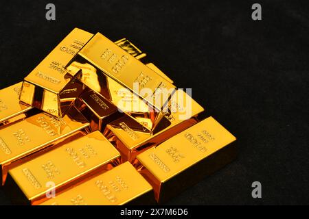 Primo piano Gold Bars su sfondo nero, concetto di successo nel business e nella finanza Foto Stock