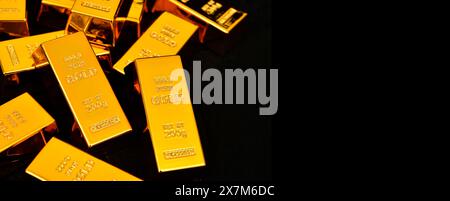 Primo piano Gold Bars su sfondo nero, concetto di successo nel business e nella finanza Foto Stock