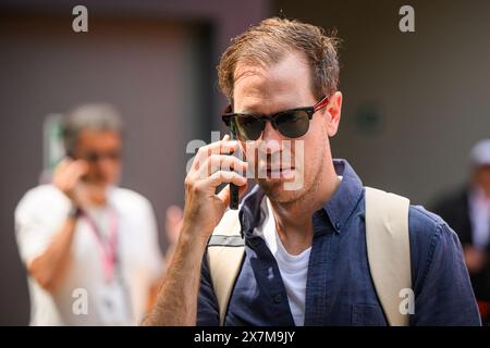 Imola, Italia. 19 maggio 2024. Il 4 volte campione del mondo di F1 ed ex pilota di F1 tedesco Sebastian Vettel si vede nel paddock prima dell'inizio della gara di Formula 1 MSC Cruises Gran Premio del Made in Italy e dell'Emilia-Romagna. Credito: SOPA Images Limited/Alamy Live News Foto Stock