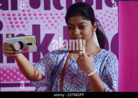 Thane, India. 20 maggio 2024. THANE, INDIA - 20 MAGGIO: Una speciale stazione elettorale di Sakhi per le donne è stata istituita in una stazione elettorale di Wagale a Thane, dove si vedono le donne che prendono selfie dopo aver votato il 20 maggio 2024 a Thane, in India. Secondo la commissione elettorale indiana, il 57,57 per cento di affluenza è stata registrata in 49 seggi nella quinta fase del voto del 20 maggio. (Foto di Praful Gangurde/Hindustan Times/Sipa USA) credito: SIPA USA/Alamy Live News Foto Stock