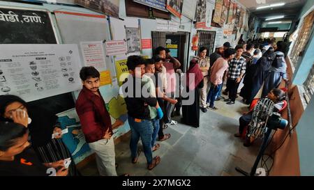 Thane, India. 20 maggio 2024. THANE, INDIA - 20 MAGGIO: I cittadini si affollano per votare al seggio elettorale di Rabodi durante la quinta fase delle elezioni di Lok Sabha del 20 maggio 2024 a Thane, India. Secondo la commissione elettorale indiana, il 57,57 per cento di affluenza è stata registrata in 49 seggi nella quinta fase del voto del 20 maggio. (Foto di Praful Gangurde/Hindustan Times/Sipa USA) credito: SIPA USA/Alamy Live News Foto Stock