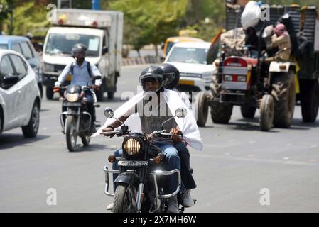 Gurugram, India. 13 dicembre 2024. GURUGRAM, INDIA - 20 MAGGIO: Un pendolare che copre il viso con un panno per proteggersi dalle ondate di calore in una calda giornata estiva a MDI Chowk il 20 maggio 2024 a Gurugram, India. Il rapporto delle previsioni meteorologiche del Dipartimento meteorologico indiano (IMD) afferma che l'ondata di caldo a condizioni di ondata di caldo gravi è prevista in Punjab, Haryana e Delhi fino al 23 maggio, nel Rajasthan nei prossimi tre giorni, e nell'Uttar Pradesh fino al 21 maggio. (Foto di Parveen Kumar/Hindustan Times/Sipa USA) credito: SIPA USA/Alamy Live News Foto Stock