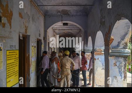 Ayodhya, Uttar Pradesh, India. 20 maggio 2024. La gente aspetta in coda per esprimere il proprio voto in un seggio elettorale durante la quinta fase delle elezioni generali indiane nel distretto di Ayodhya, Uttar Pradesh, India, il 20 maggio 2024. (Credit Image: © Kabir Jhangiani/ZUMA Press Wire) SOLO PER USO EDITORIALE! Non per USO commerciale! Foto Stock