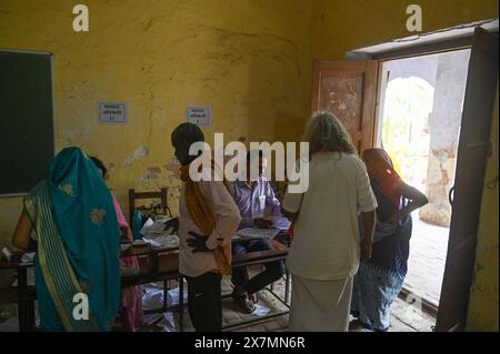 Ayodhya, Uttar Pradesh, India. 20 maggio 2024. I funzionari elettorali controllano i documenti degli elettori mentre attendono in coda all'interno di una sala di voto in una stazione elettorale durante la quinta fase delle elezioni generali indiane nel distretto di Ayodhya, Uttar Pradesh, India, il 20 maggio 2024. (Credit Image: © Kabir Jhangiani/ZUMA Press Wire) SOLO PER USO EDITORIALE! Non per USO commerciale! Foto Stock