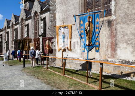 Plonévez-Porzay, Francia - agosto 29 2021: Striscioni delle diverse parrocchie che vennero a prendere parte al perdono della Cappella di Sainte-Anne-la-Palud Foto Stock