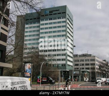 Die Investitionsbank Berlin ist die Förderbank des Landes Berlin. Trägerin und alleinige Gesellschafterin ist die IBB Unternehmensverwaltung AöR, die zu 100 % dem Land Berlin gehört. Die Investitionsbank Berlin ist die Förderbank des Landes Berlin. Trägerin und alleinige Gesellschafterin ist die IBB Unternehmensverwaltung AöR, die zu 100 % dem Land Berlin gehört. *** Investitionsbank Berlin è la banca di sviluppo dello Stato federale di Berlino. Il suo proprietario e azionista unico è IBB Unternehmensverwaltung AöR, interamente di proprietà dello Stato federale di Berlino. Foto Stock