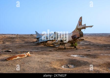 Campo di tiro dell'aeronautica israeliana e sito di pratica del bersaglio. I vecchi resti distrutti di un Kfir e di un caccia Skyhawk sono usati come bersagli. Israele, Wad Foto Stock