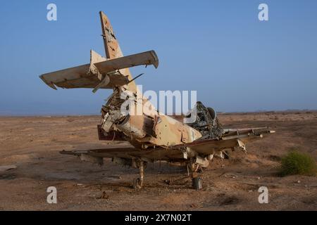 Campo di tiro dell'aeronautica israeliana e sito di pratica del bersaglio. I vecchi resti distrutti di un Kfir e di un caccia Skyhawk sono usati come bersagli. Israele, Wad Foto Stock