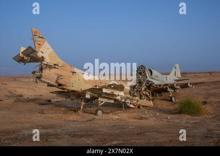 Campo di tiro dell'aeronautica israeliana e sito di pratica del bersaglio. I vecchi resti distrutti di un Kfir e di un caccia Skyhawk sono usati come bersagli. Israele, Wad Foto Stock