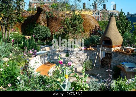 Londra, Regno Unito. 20 maggio 2024. The Freedom from torture Sanctuary Garden : Un santuario per Survivor al RHS Chelsea Flower Show di Londra. Designer John Warland. A sostegno della libertà dalla tortura. Sponsorizzare il progetto Return. L'appaltatore Tecwyn Evans. Crediti: Maureen McLean/Alamy Live News Foto Stock