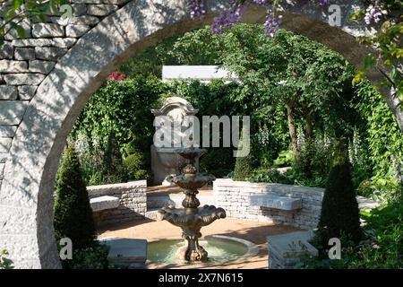 Londra, Regno Unito. 20 maggio 2024. Il Bridgerton Sanctuary Garden all'RHS Chelsea Flower Show di Londra. Designer Holly Johnston. Sponsorizza Netflix. Appaltatore Stewart Landscape Construction. Crediti: Maureen McLean/Alamy Live News Foto Stock