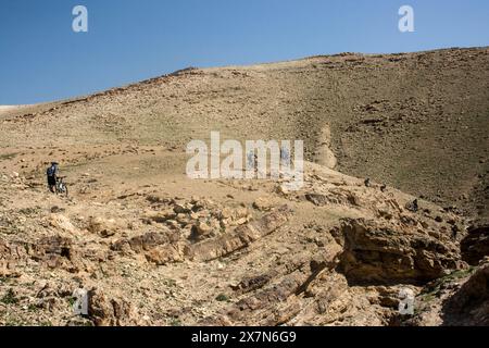 Un gruppo di ciclisti in mountain bike che visitano il deserto della Giudea Foto Stock