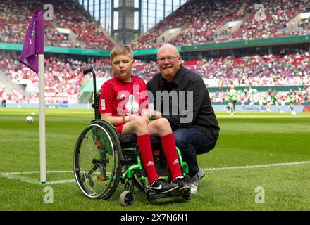 Colonia, Germania. 9 maggio 2024. firo : 09.05.2024, calcio, calcio femminile, calcio femminile, calcio femminile, stagione 2023/2024, DFB Cup, finale di coppa femminile, finale, FC Bayern Monaco - VfL Wolfsburg ball bambino ERGO in sedia a rotelle credito: dpa/Alamy Live News Foto Stock