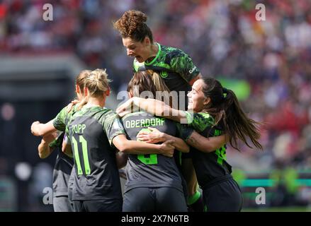 Colonia, Germania. 9 maggio 2024. firo : 09.05.2024, calcio, calcio femminile, calcio femminile, calcio femminile, stagione 2023/2024, DFB Cup, finale di coppa femminile, finale, FC Bayern Monaco - VfL Wolfsburg giubilazione per Jule Brand, Wolfsburg a 0:1 credito: dpa/Alamy Live News Foto Stock