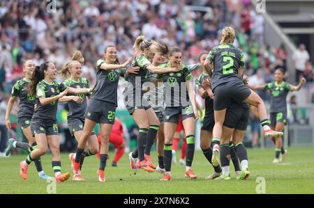 Colonia, Germania. 9 maggio 2024. firo : 09.05.2024, calcio, calcio femminile, calcio femminile, calcio femminile, stagione 2023/2024, DFB Cup, finale di coppa femminile, finale, FC Bayern Monaco - VfL Wolfsburg 0:2 JUBILEE, FINALE WOLFSBURG/dpa/Alamy Live News Foto Stock