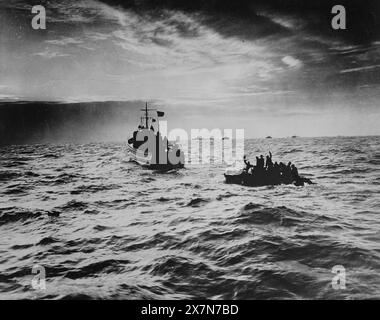 CANALE INGLESE - 06 giugno 1944 - lacerato da proiettili nazisti, la chiatta di sbarco stava affondando. I soldati americani a bordo sembravano perduti mentre la piccola imbarcazione si stabiliva Foto Stock