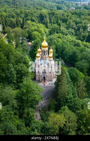 Reise, xsvx, Stadt Wiesbaden, v.l. Russisch-Ortodoxe Kirche auf dem Wiesbadener Neroberg. Weithin sichtbar mit ihren Fünf vergoldeten Kuppeln ist die russisch-ortodoxe Kirche, die der nassauische Herzog Adolph 1847 1855 in russisch-byzantinischem Stil als Grabeskirche für seine verstorbene Ehefrau Elisabeth Michailowna erbauen ließ, eine Nichte der Zaren Alexander I. und Nikolaus I. Nahebei liegt ein russischer Friedhof, Friedhof auf dem zahlreiche Persönlichkeiten begraben sind, die sich in der Stadt niedergelassen hatten, als diese noch Weltkurstadt War. Der bekannteste hier Bestattete ist der male Foto Stock