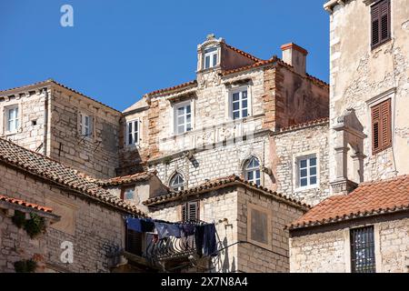 Splendidi edifici tradizionali, case in pietra nella parte storica della città di Sibenico in Dalmazia, Croazia Foto Stock